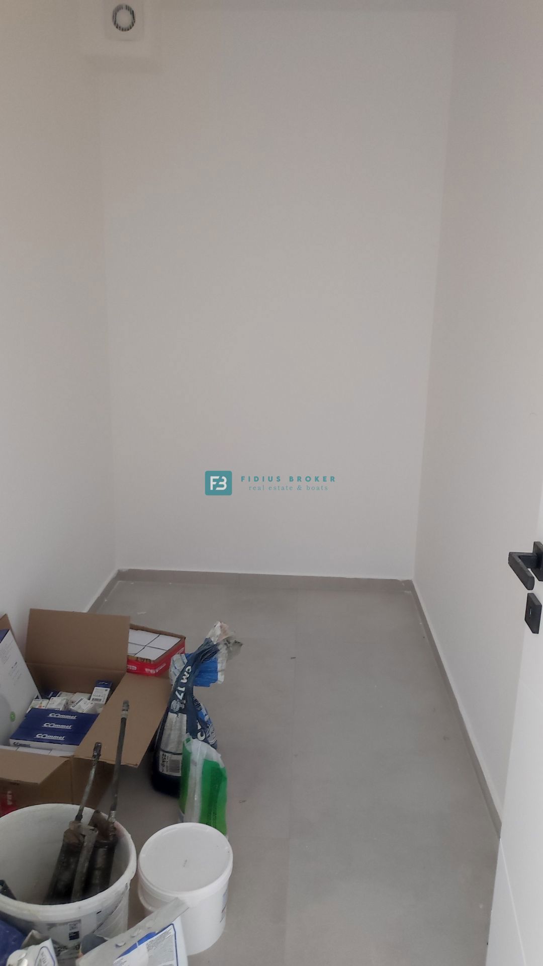 TRIBUNJ, novogradnja, pritličje, 350 m od morja, vrt 121 m2