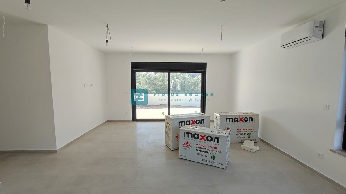 TRIBUNJ, novogradnja, pritličje, 350 m od morja, vrt 121 m2