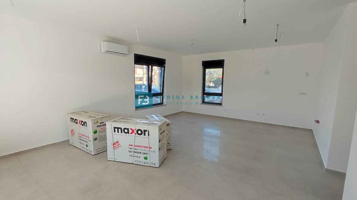 TRIBUNJ, novogradnja, pritličje, 350 m od morja, vrt 121 m2