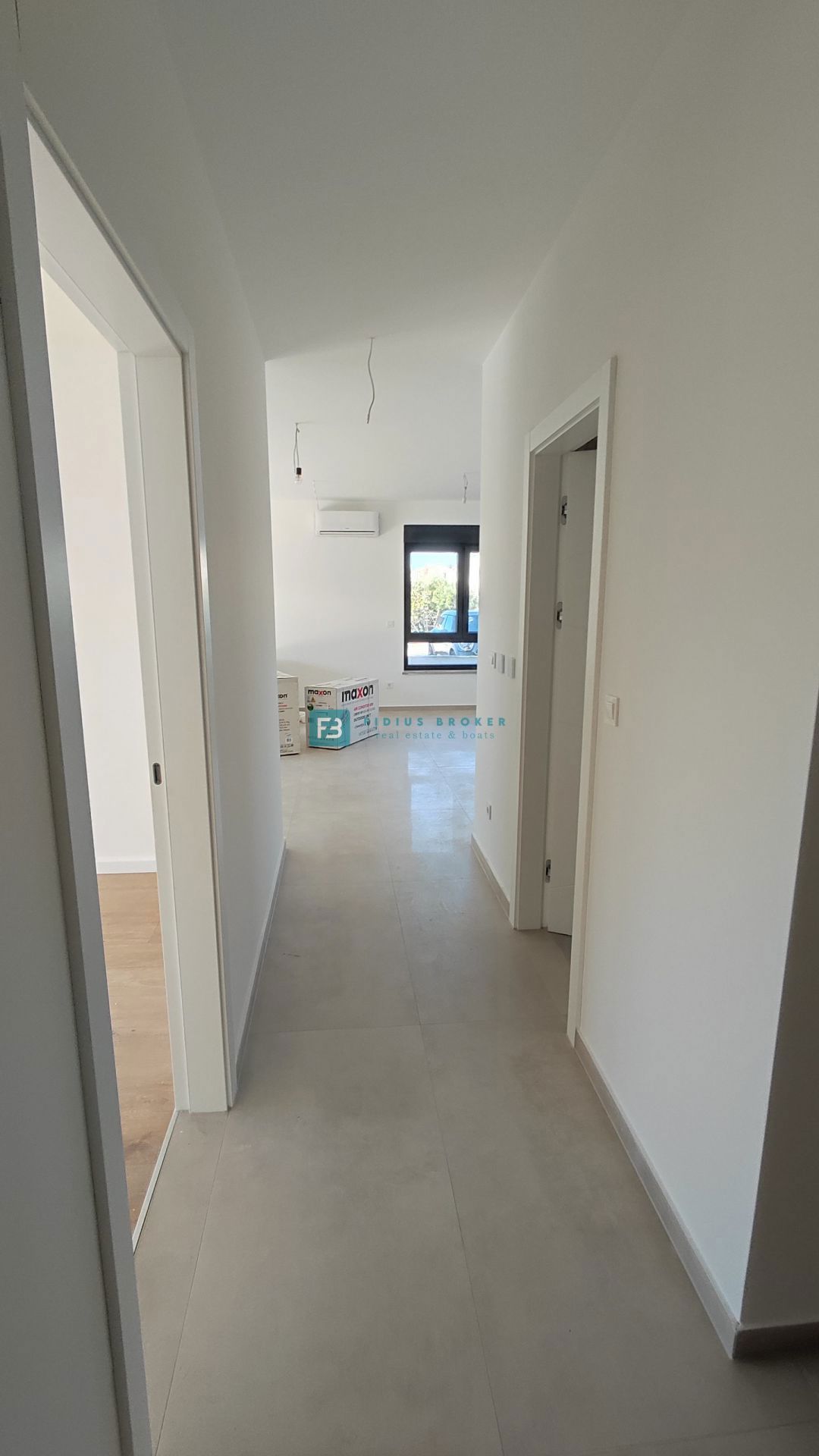 TRIBUNJ, novogradnja, pritličje, 350 m od morja, vrt 121 m2