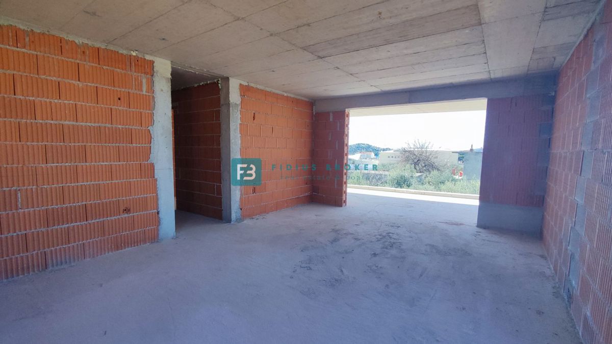 TRIBUNJ, novogradnja, 1. nadstropje, 350 m od morja, terasa