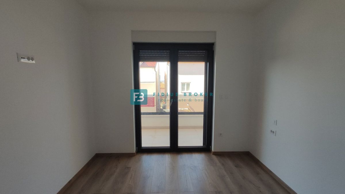 VODICE, novogradnja, dvoetažno stanovanje, vrt 110 m2