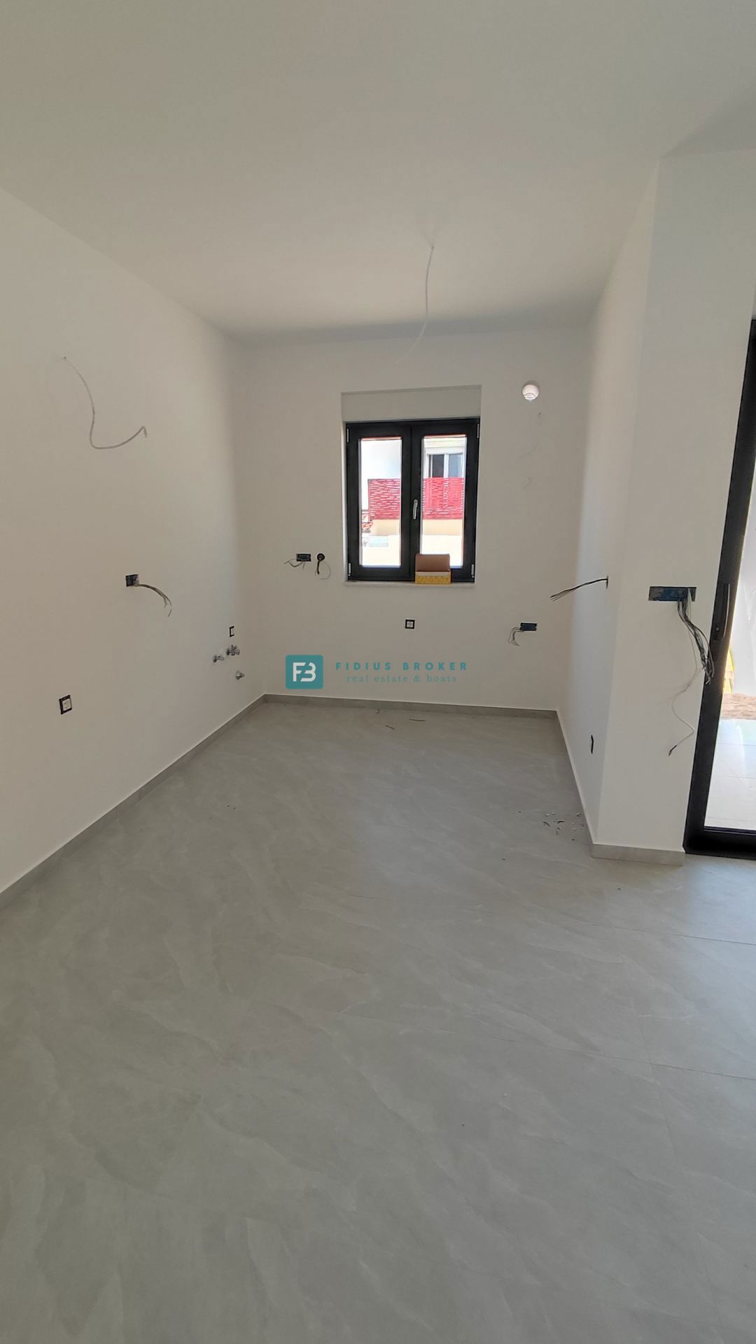 VODICE, novogradnja, dvoetažno stanovanje, vrt 110 m2