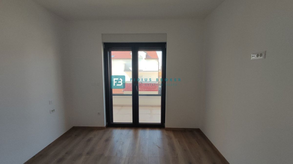 VODICE, novogradnja, dvoetažno stanovanje, vrt 110 m2