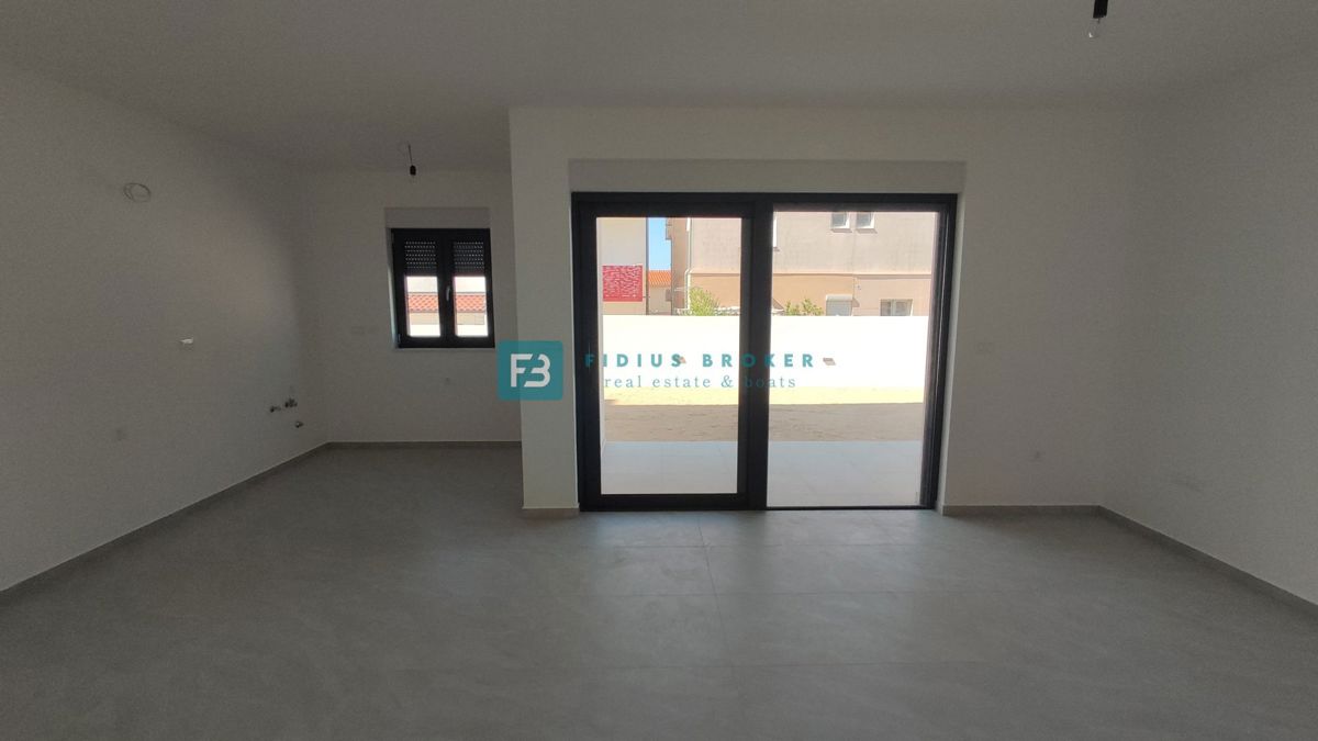 VODICE, novogradnja, dvoetažno stanovanje, vrt 110 m2