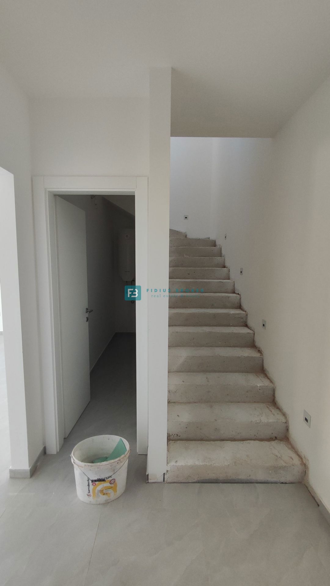 VODICE, novogradnja, dvoetažno stanovanje, vrt 110 m2