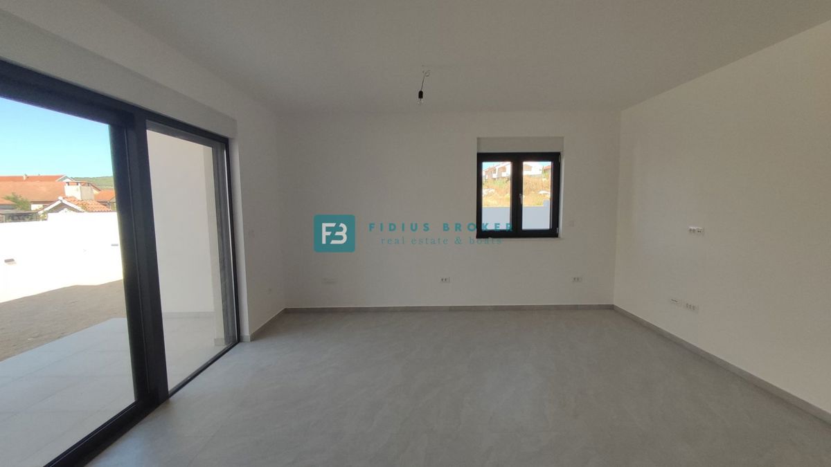 VODICE, novogradnja, dvoetažno stanovanje, vrt 110 m2