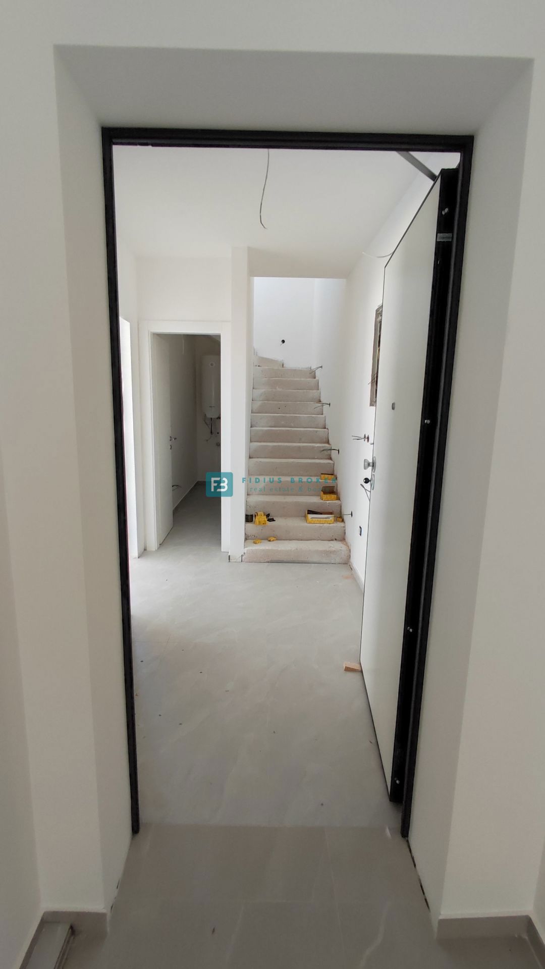 VODICE, novogradnja, dvoetažno stanovanje, vrt 110 m2