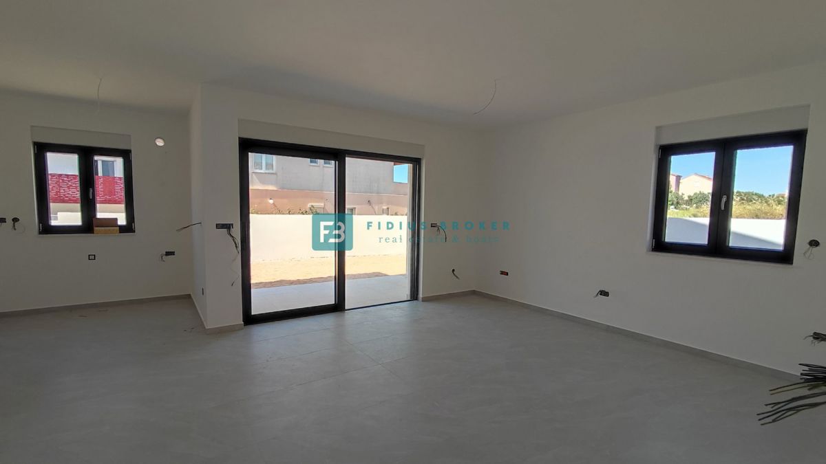 VODICE, novogradnja, dvoetažno stanovanje, vrt 110 m2