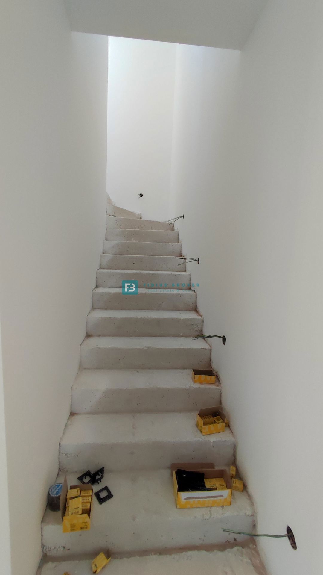 VODICE, novogradnja, dvoetažno stanovanje, vrt 110 m2