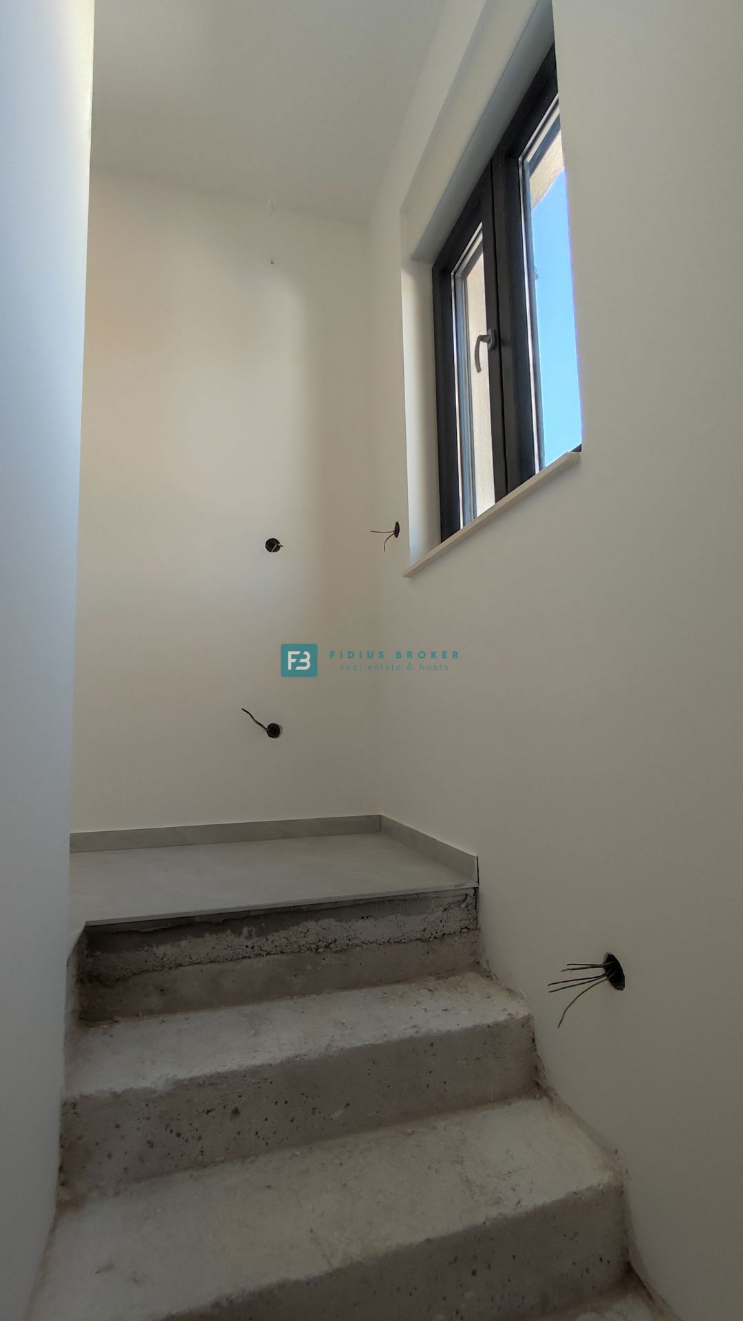 VODICE, novogradnja, dvoetažno stanovanje, vrt 110 m2