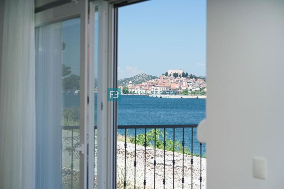 ŠIBENIK, nova, moderno opremljena vila, 2. red do morja, dvorišče