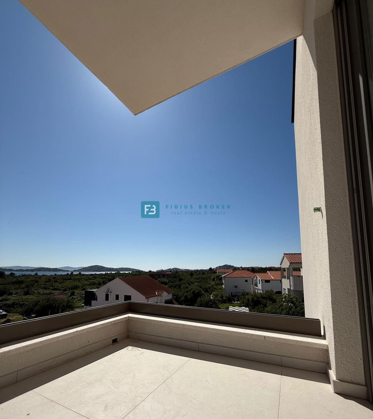 VODICE, novogradnja, 350 m od plaže, 1. nadstropje, pogled na morje