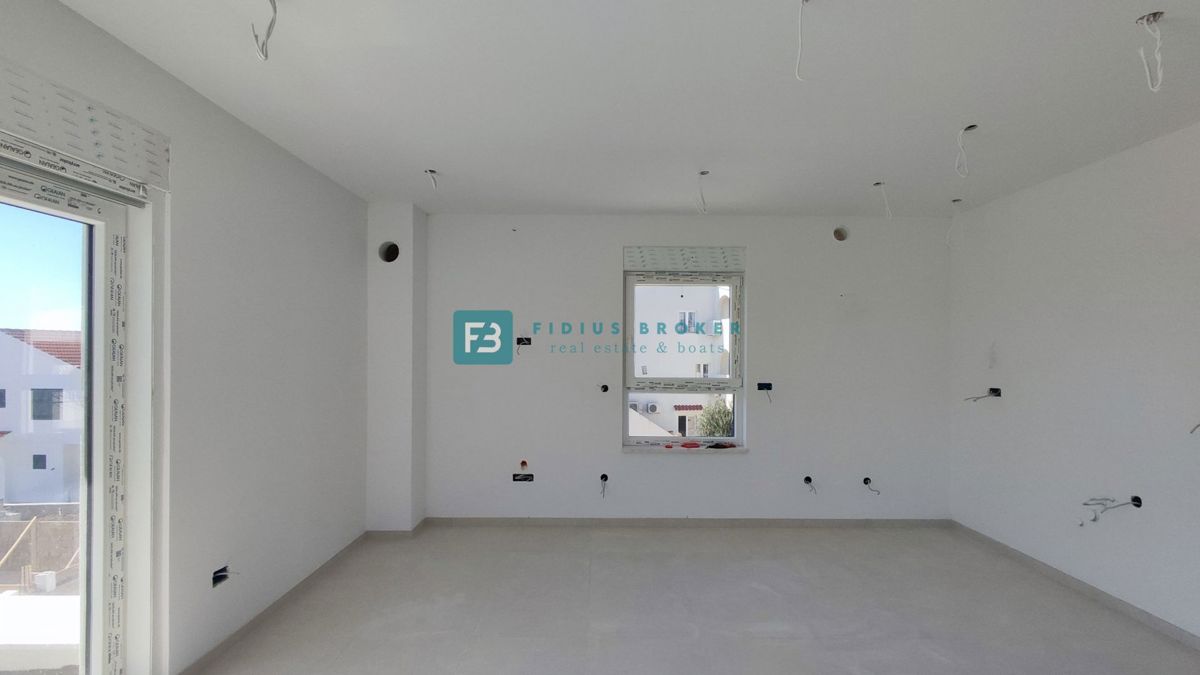 VODICE, novogradnja, 350 m od plaže, 1. nadstropje, pogled na morje