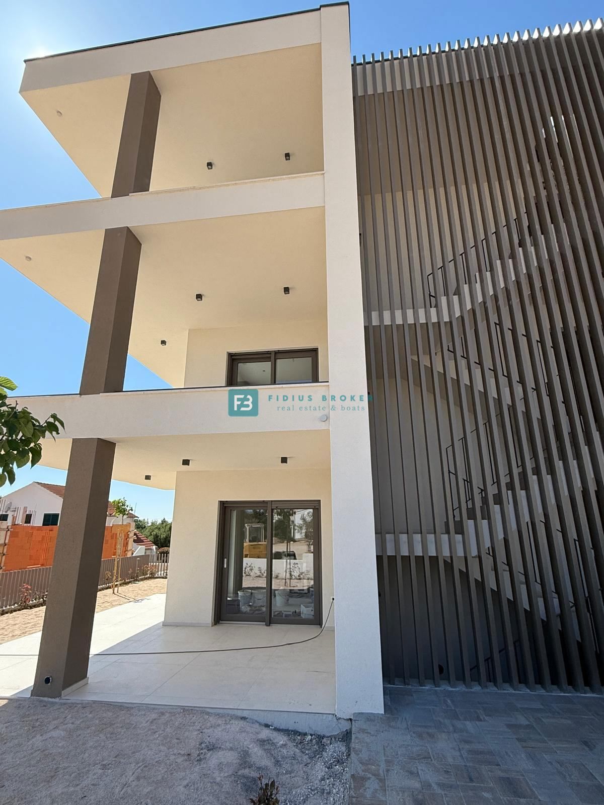 VODICE, novogradnja, 350 m od plaže, 1. nadstropje, pogled na morje