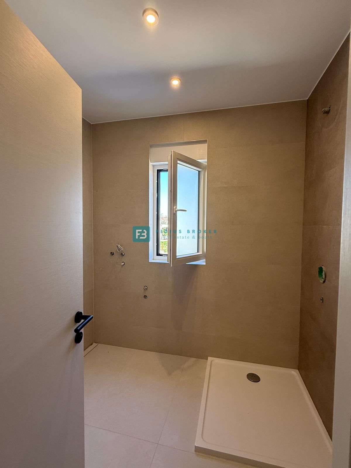 VODICE, novogradnja, 350 m od plaže, 1. nadstropje, pogled na morje