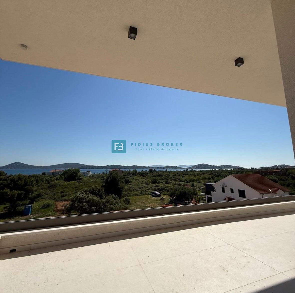 VODICE, novogradnja, 350 m od plaže, 1. nadstropje, pogled na morje