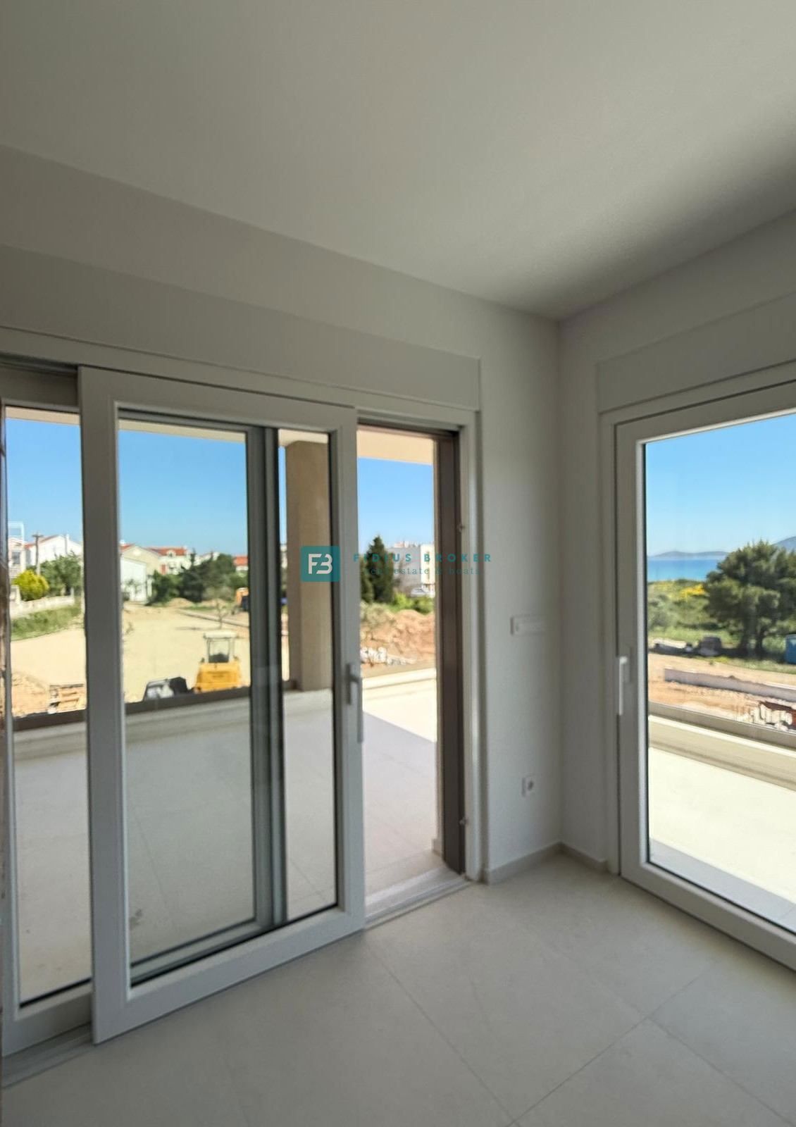VODICE, novogradnja, 350 m od plaže, 1. nadstropje, pogled na morje