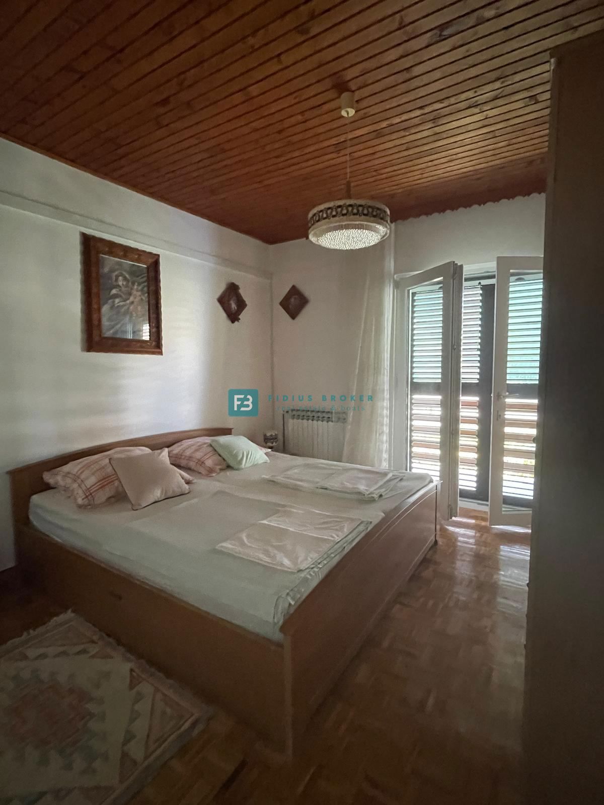 VODICE, stanovanjska hiša, 650 m od plaže, garaža, vrt