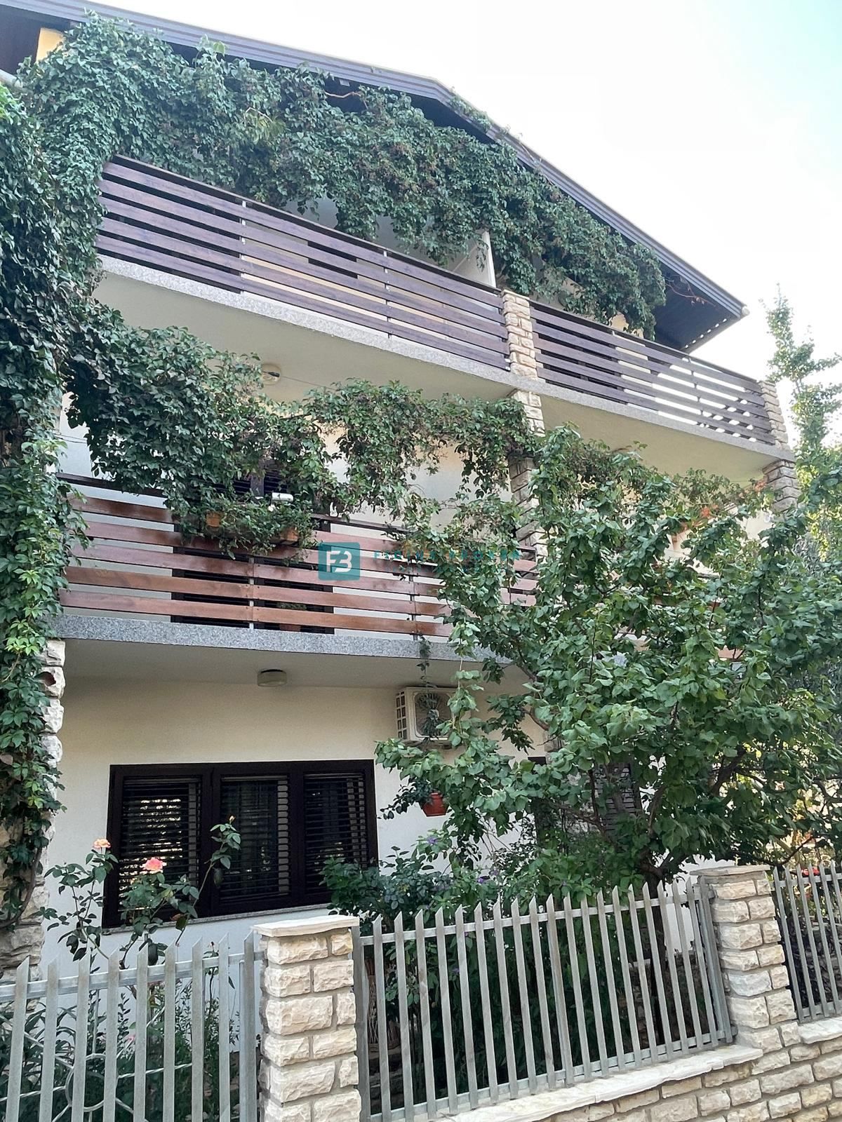 VODICE, stanovanjska hiša, 650 m od plaže, garaža, vrt
