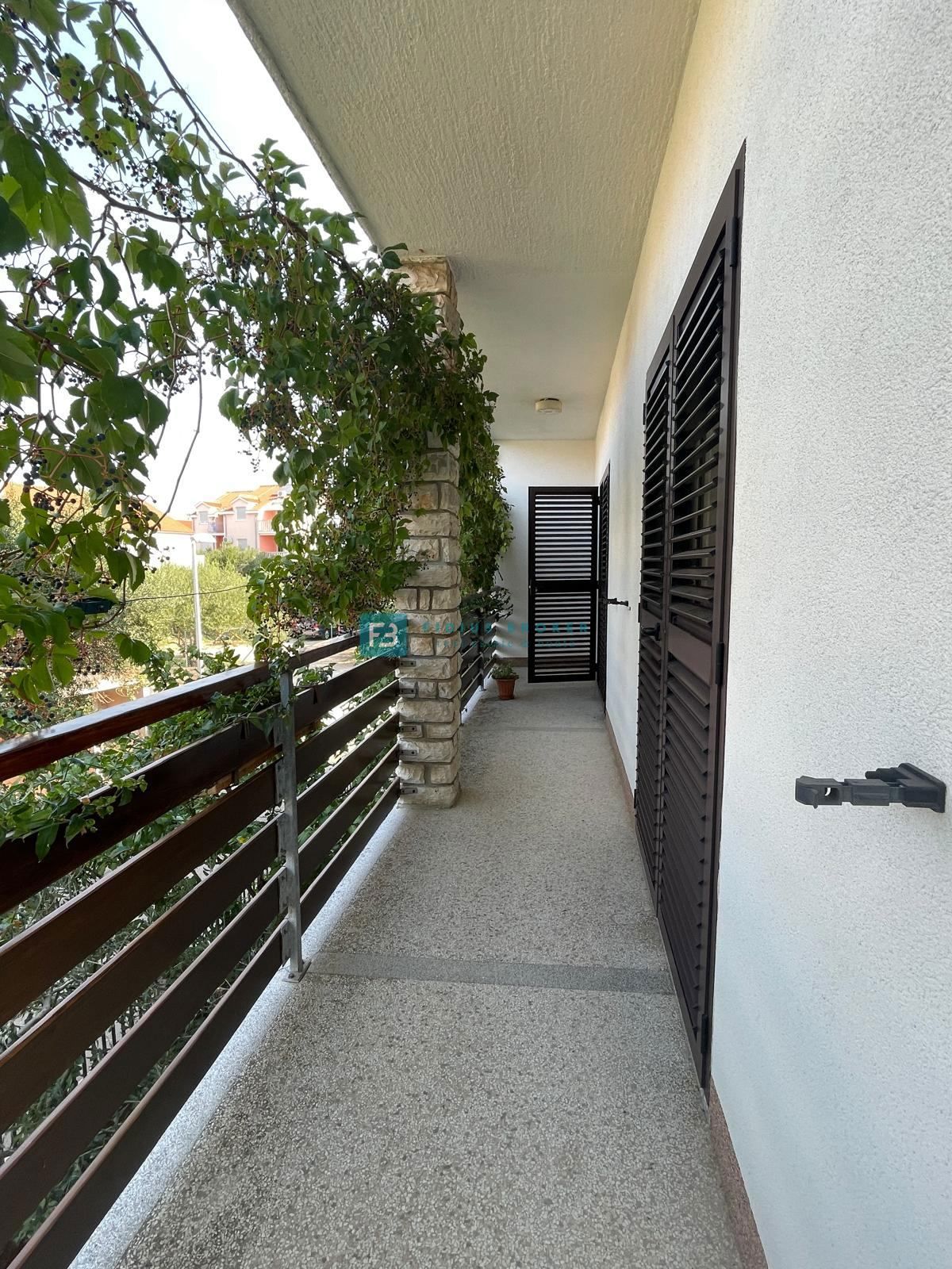 VODICE, stanovanjska hiša, 650 m od plaže, garaža, vrt