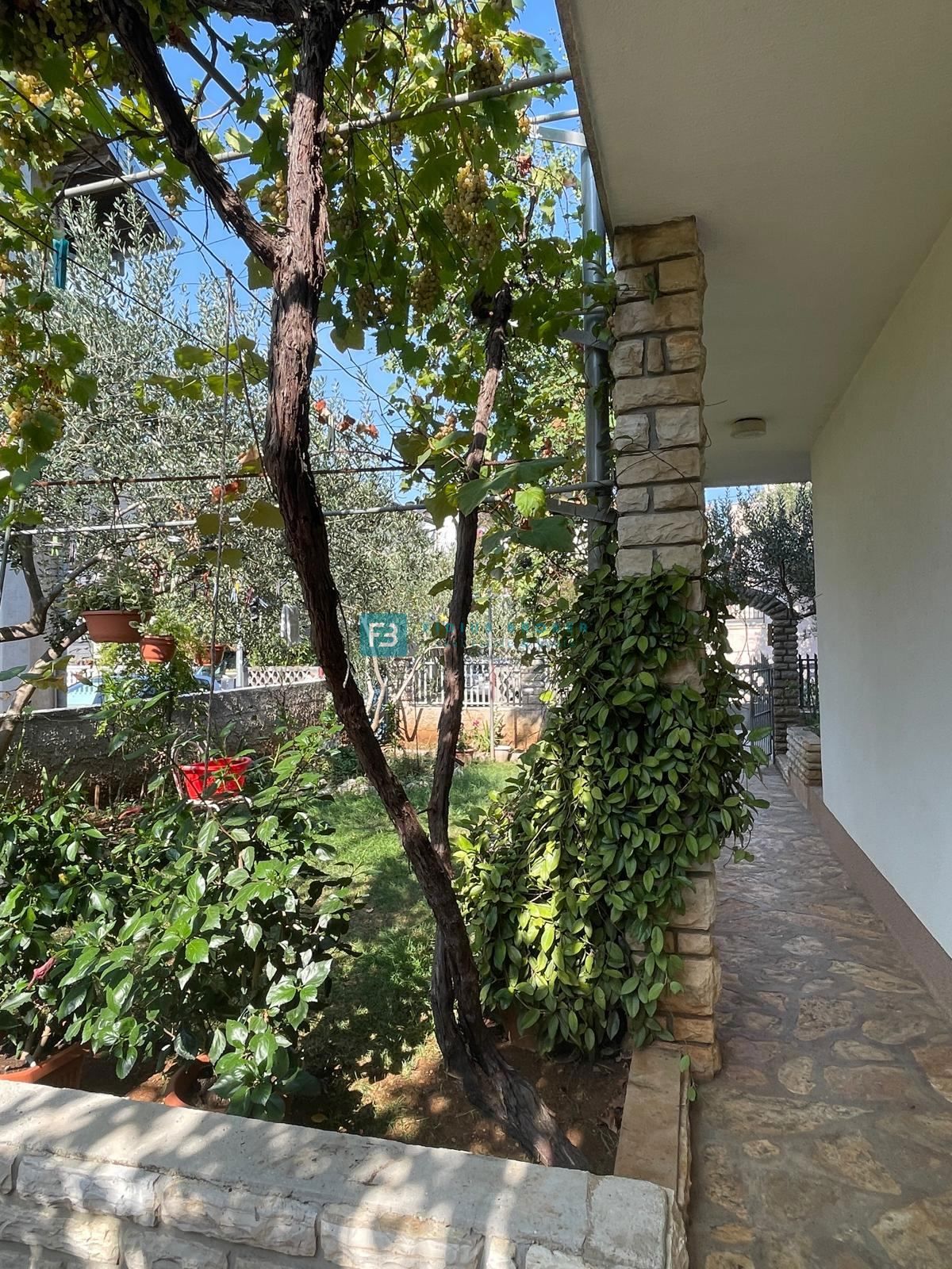 VODICE, stanovanjska hiša, 650 m od plaže, garaža, vrt
