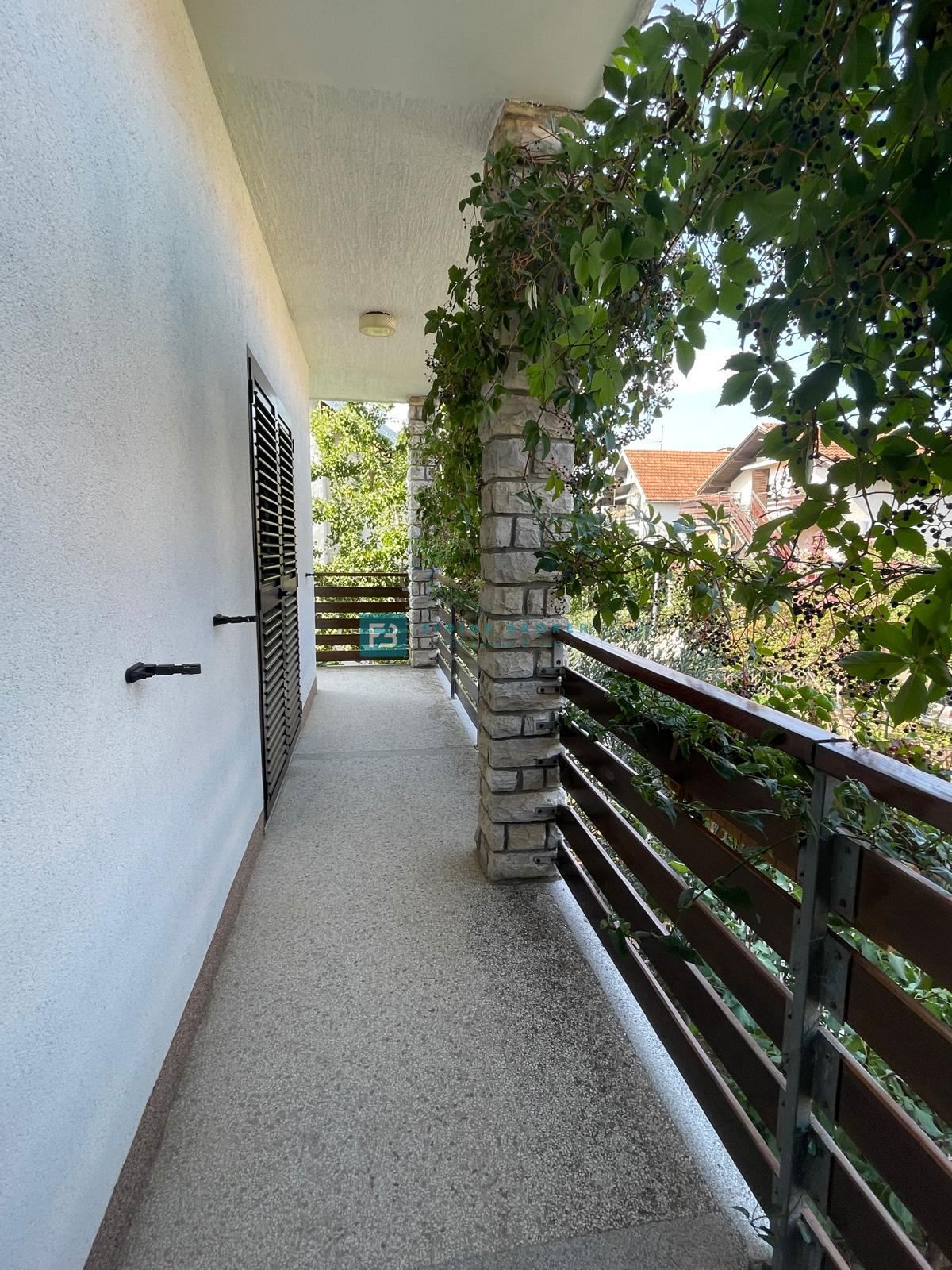 VODICE, stanovanjska hiša, 650 m od plaže, garaža, vrt