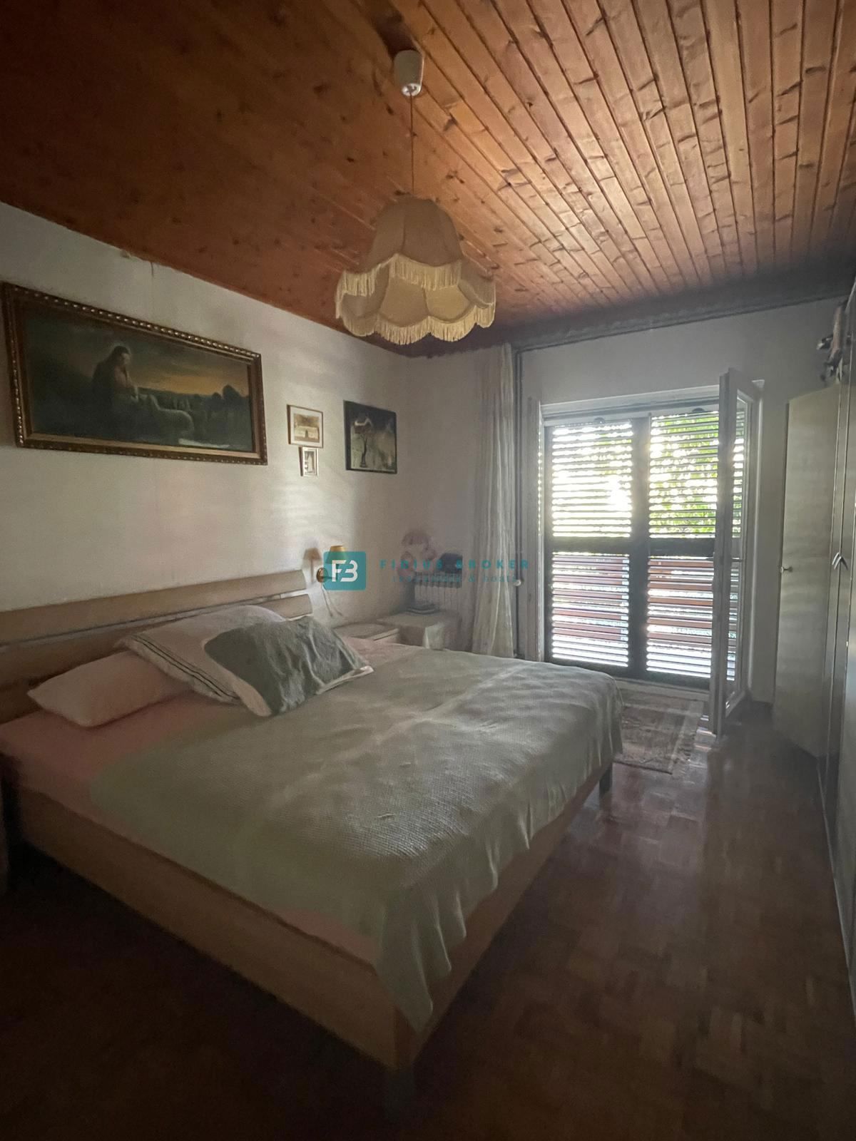 VODICE, stanovanjska hiša, 650 m od plaže, garaža, vrt
