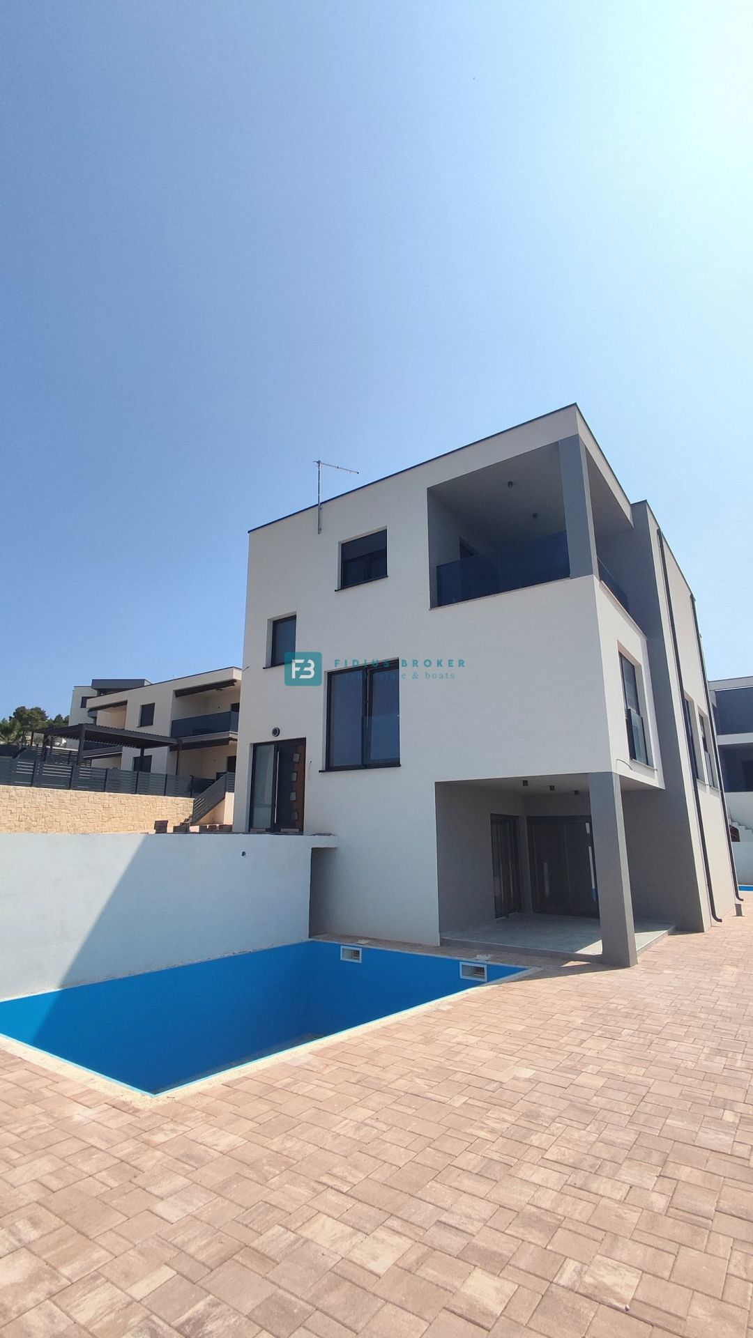 VODICE, nova, moderna hiša dvojček, panoramski pogled na morje, bazen, vrt