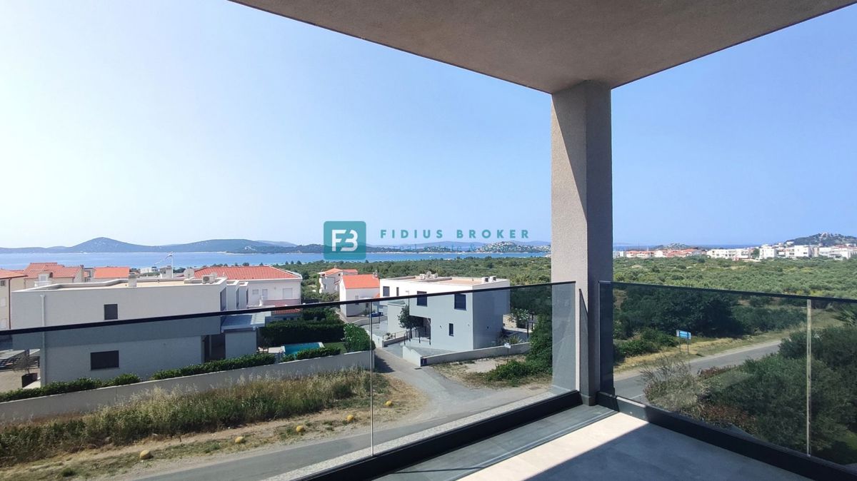 VODICE, nova, moderna hiša dvojček, panoramski pogled na morje, bazen, vrt