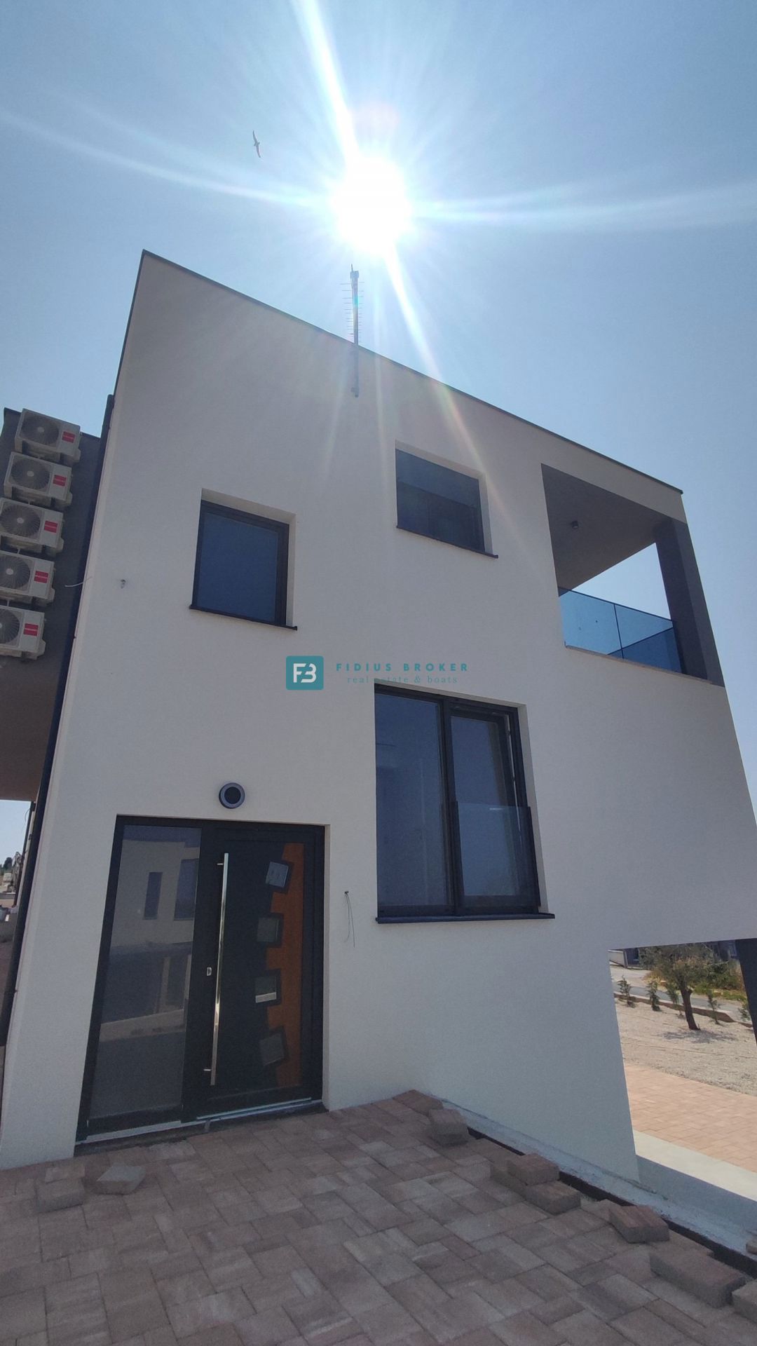 VODICE, nova, moderna hiša dvojček, panoramski pogled na morje, bazen, vrt