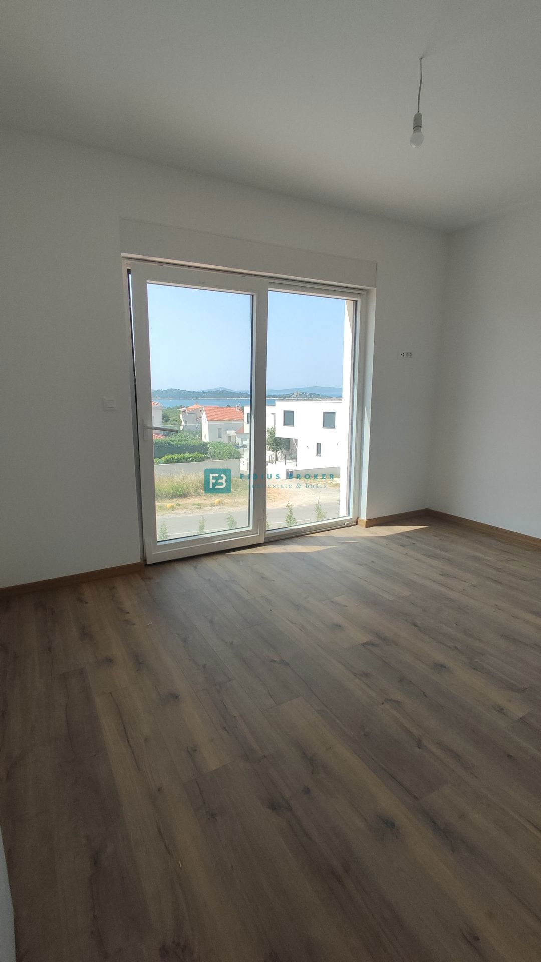 VODICE, nova, moderna hiša dvojček, panoramski pogled na morje, bazen, vrt