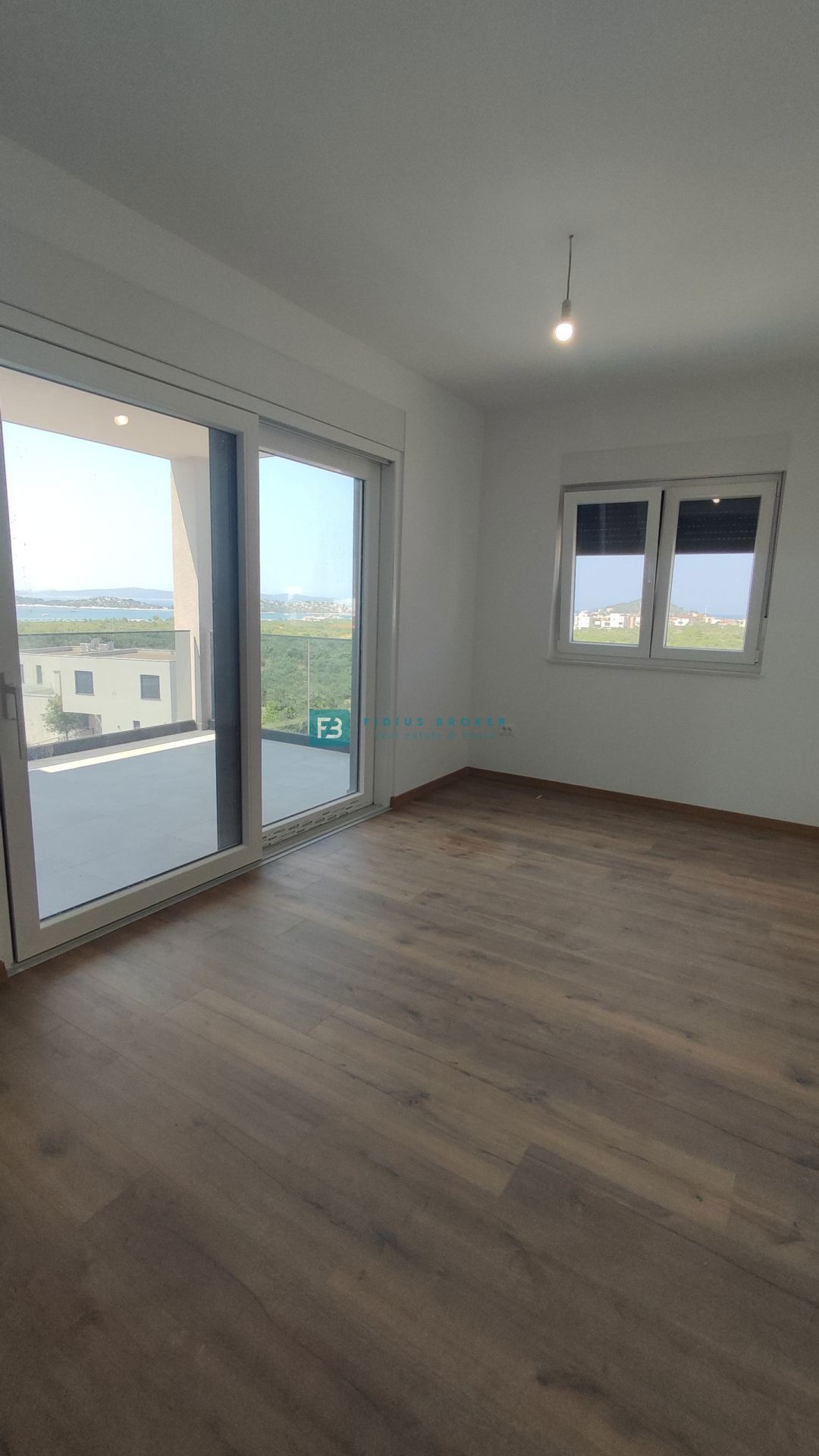 VODICE, nova, moderna hiša dvojček, panoramski pogled na morje, bazen, vrt