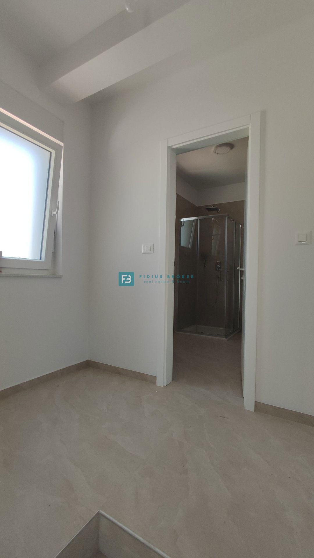VODICE, nova, moderna hiša dvojček, panoramski pogled na morje, bazen, vrt