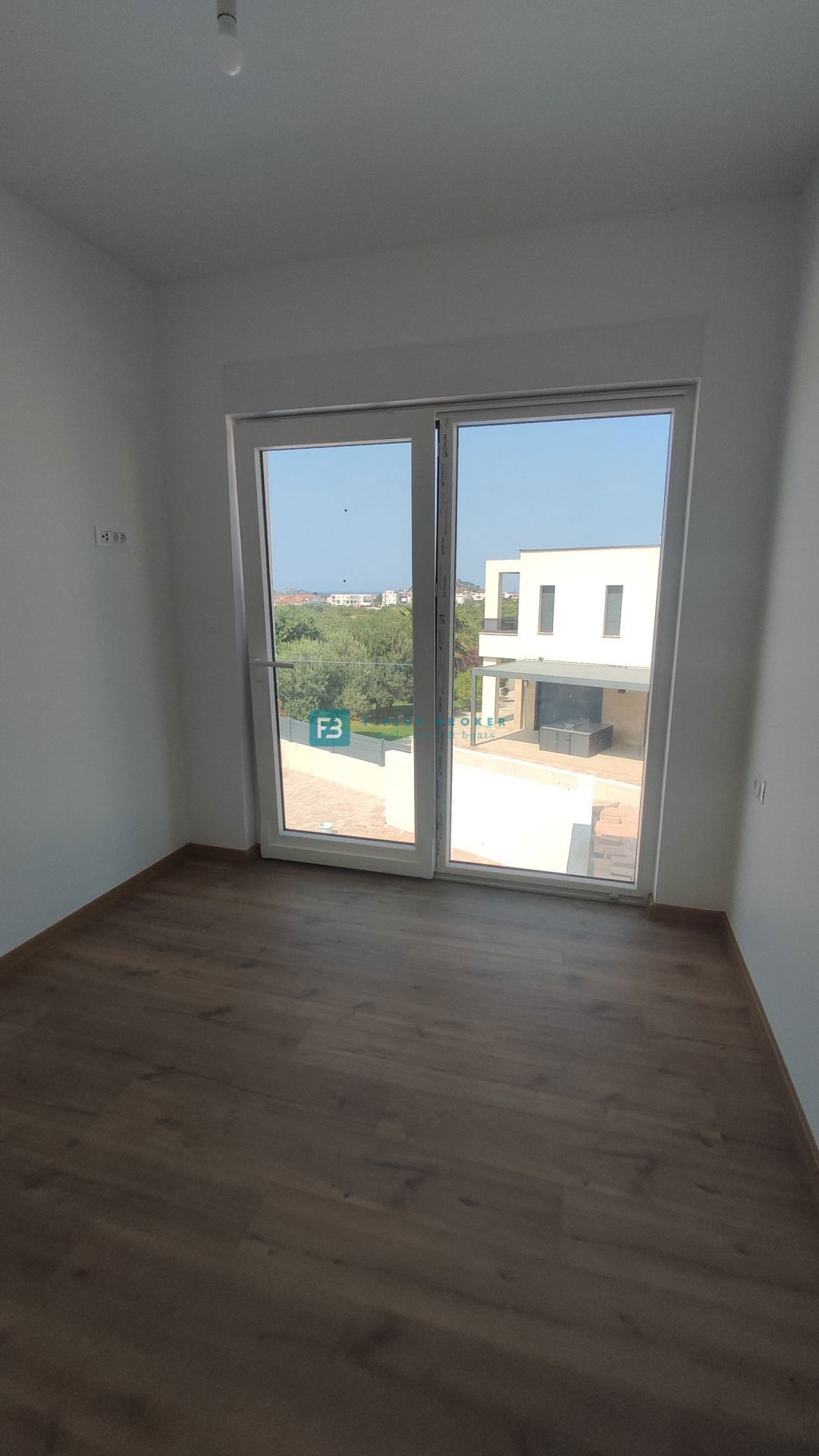 VODICE, nova, moderna hiša dvojček, panoramski pogled na morje, bazen, vrt