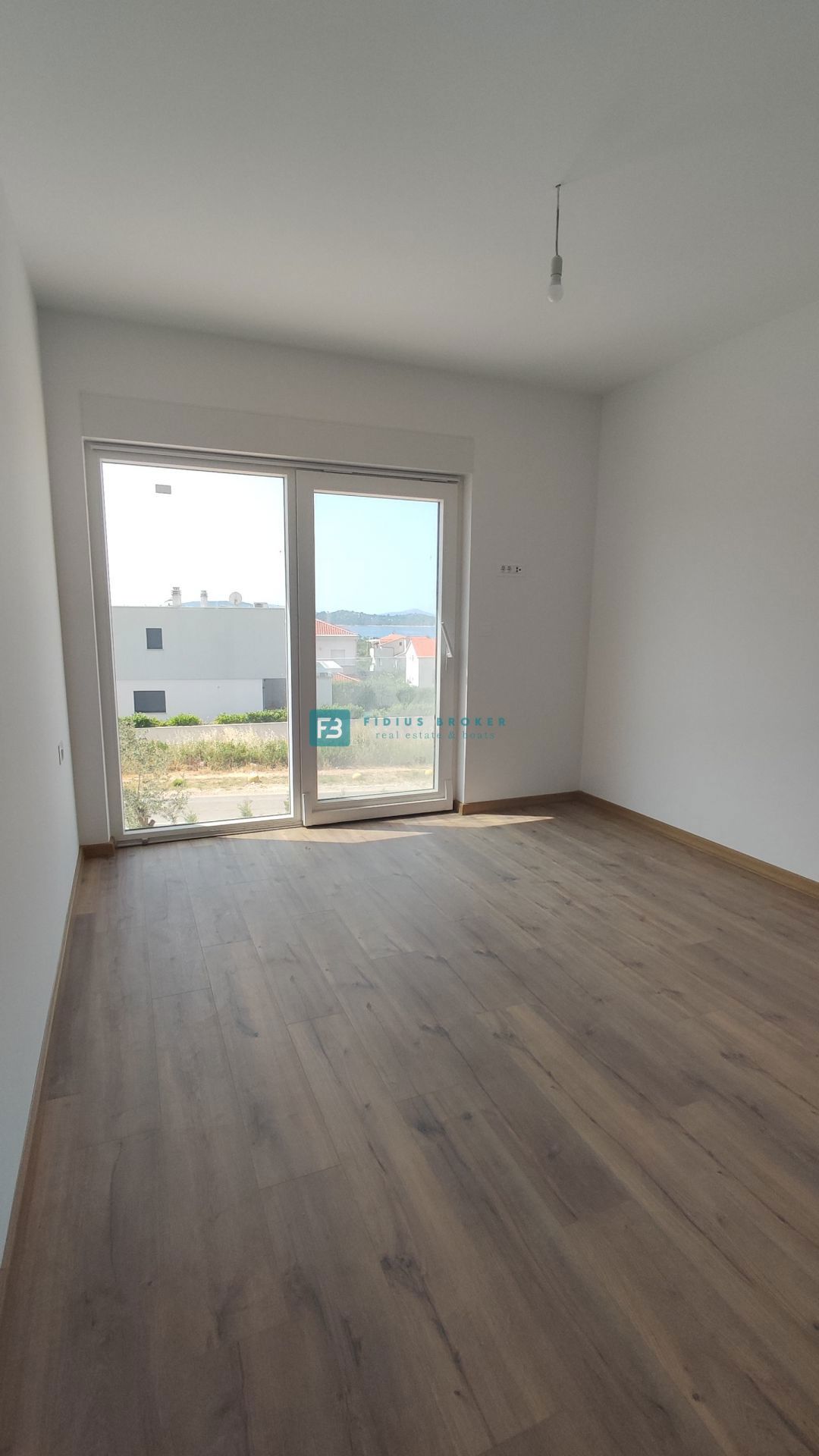 VODICE, nova, moderna hiša dvojček, panoramski pogled na morje, bazen, vrt