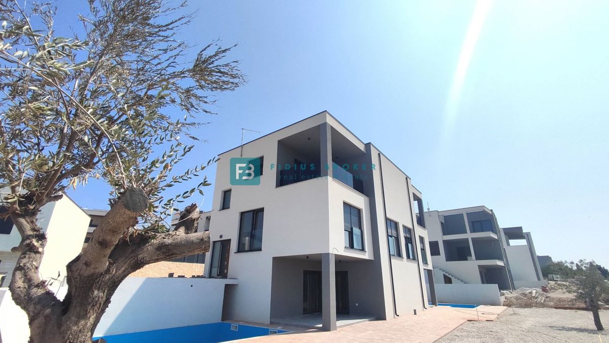 VODICE, nova, moderna hiša dvojček, panoramski pogled na morje, bazen, vrt