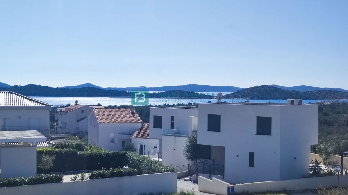 VODICE, nova, moderna hiša dvojček, panoramski pogled na morje, bazen, vrt