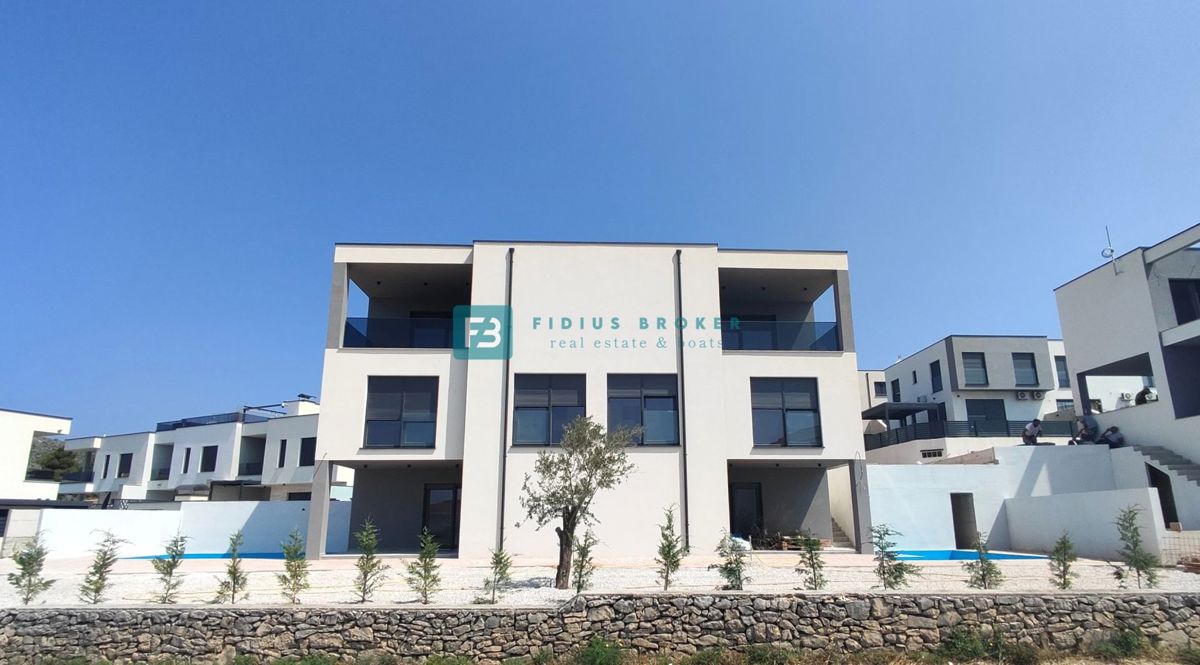 VODICE, nova, moderna hiša dvojček, panoramski pogled na morje, bazen, vrt