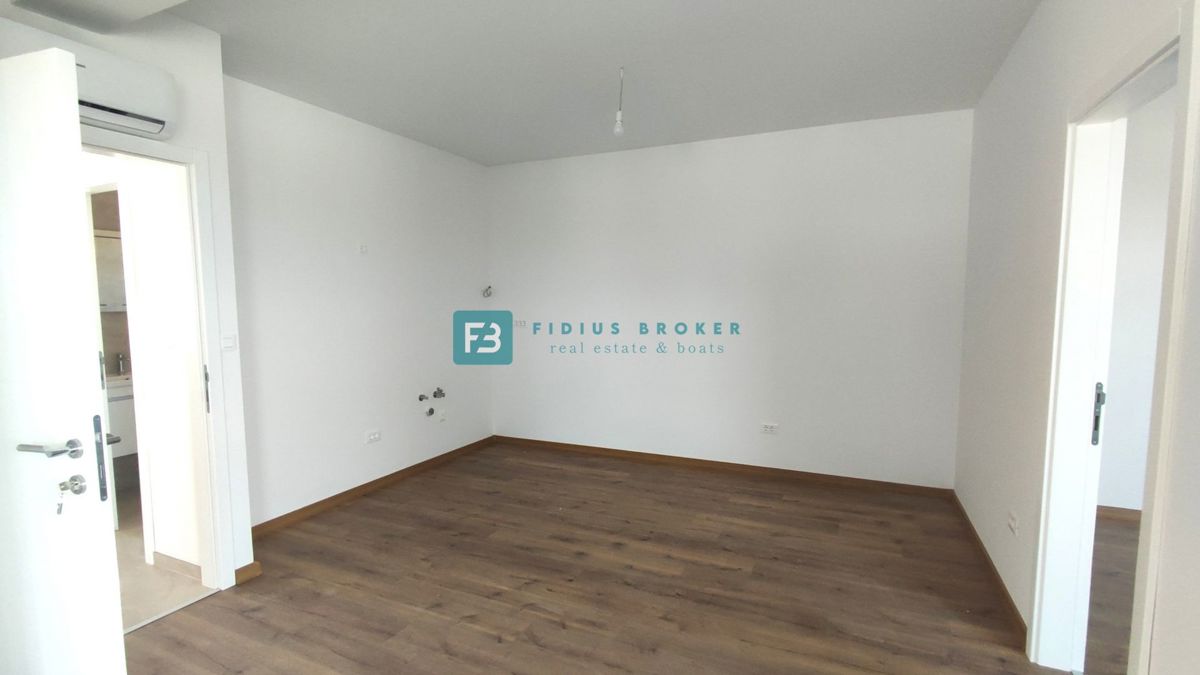 VODICE, nova, moderna hiša dvojček, panoramski pogled na morje, bazen, vrt