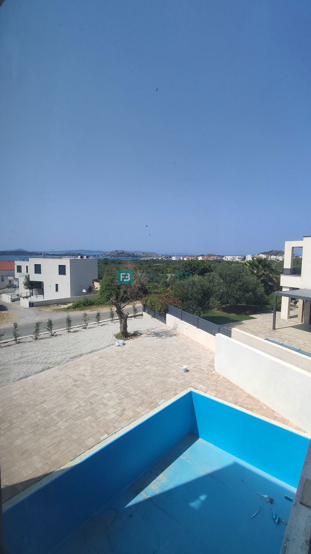 VODICE, nova, moderna hiša dvojček, panoramski pogled na morje, bazen, vrt