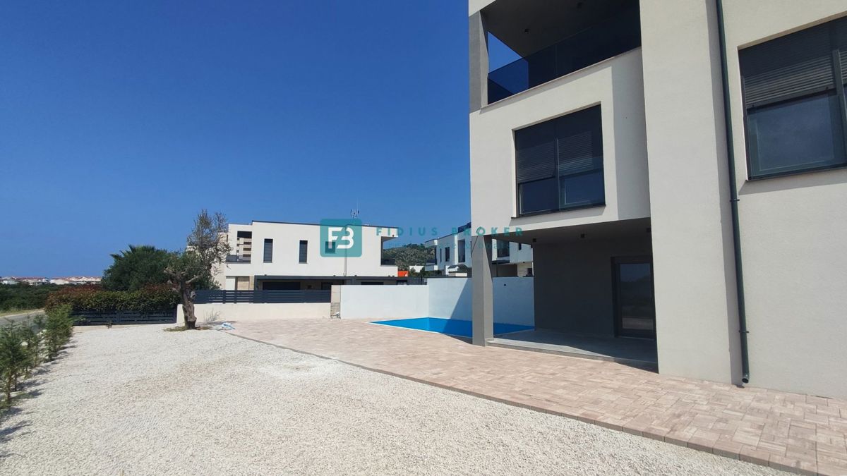 VODICE, nova, moderna hiša dvojček, panoramski pogled na morje, bazen, vrt