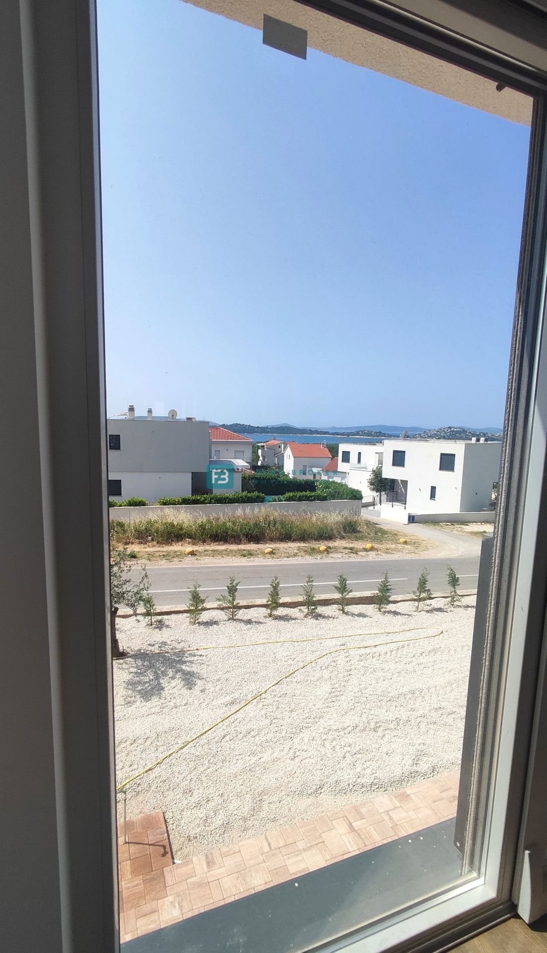 VODICE, nova, moderna hiša dvojček, panoramski pogled na morje, bazen, vrt