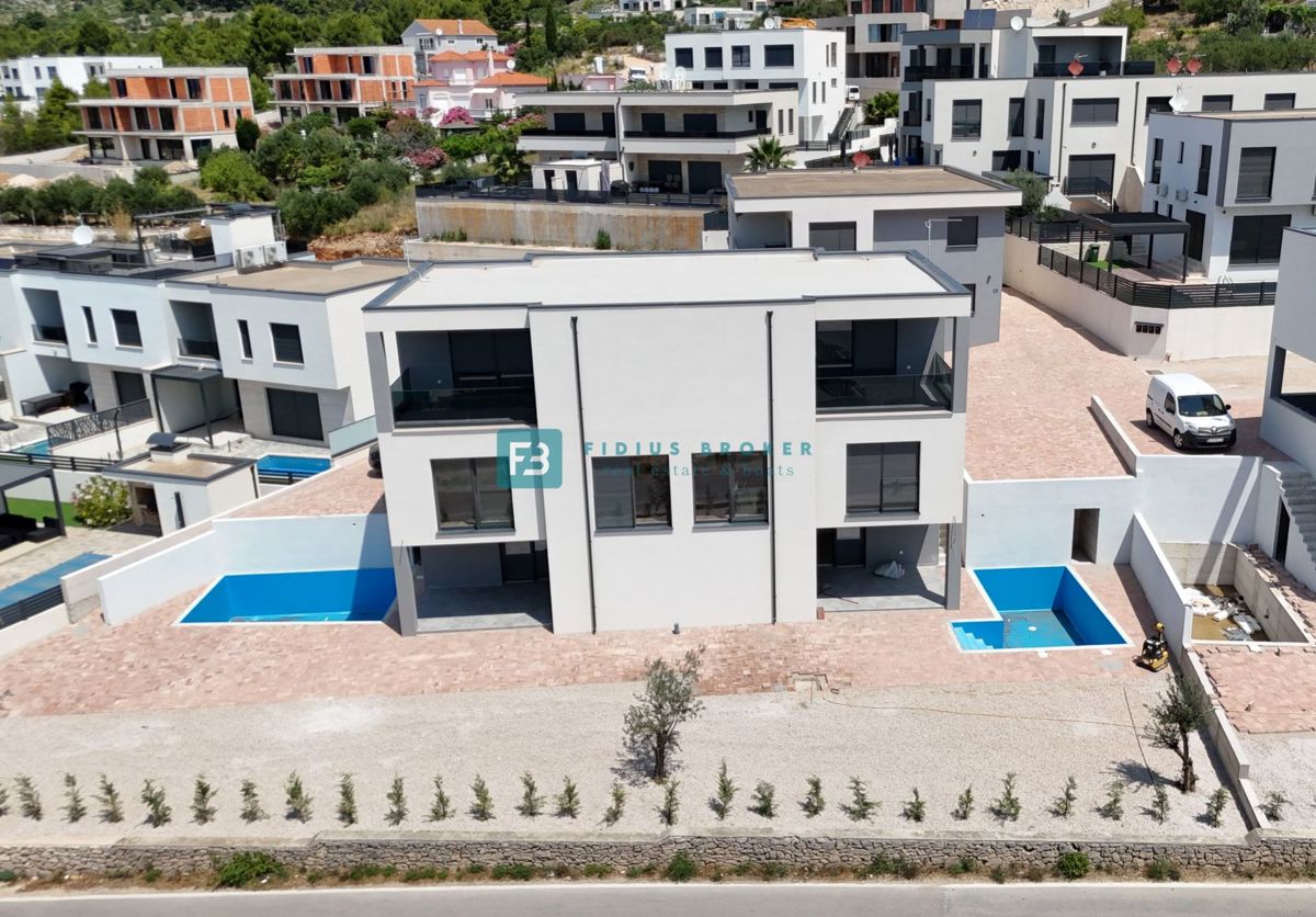 VODICE, nova, moderna hiša dvojček, panoramski pogled na morje, bazen, vrt