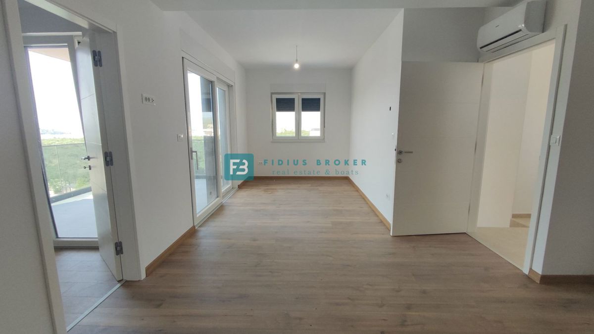 VODICE, nova, moderna hiša dvojček, panoramski pogled na morje, bazen, vrt