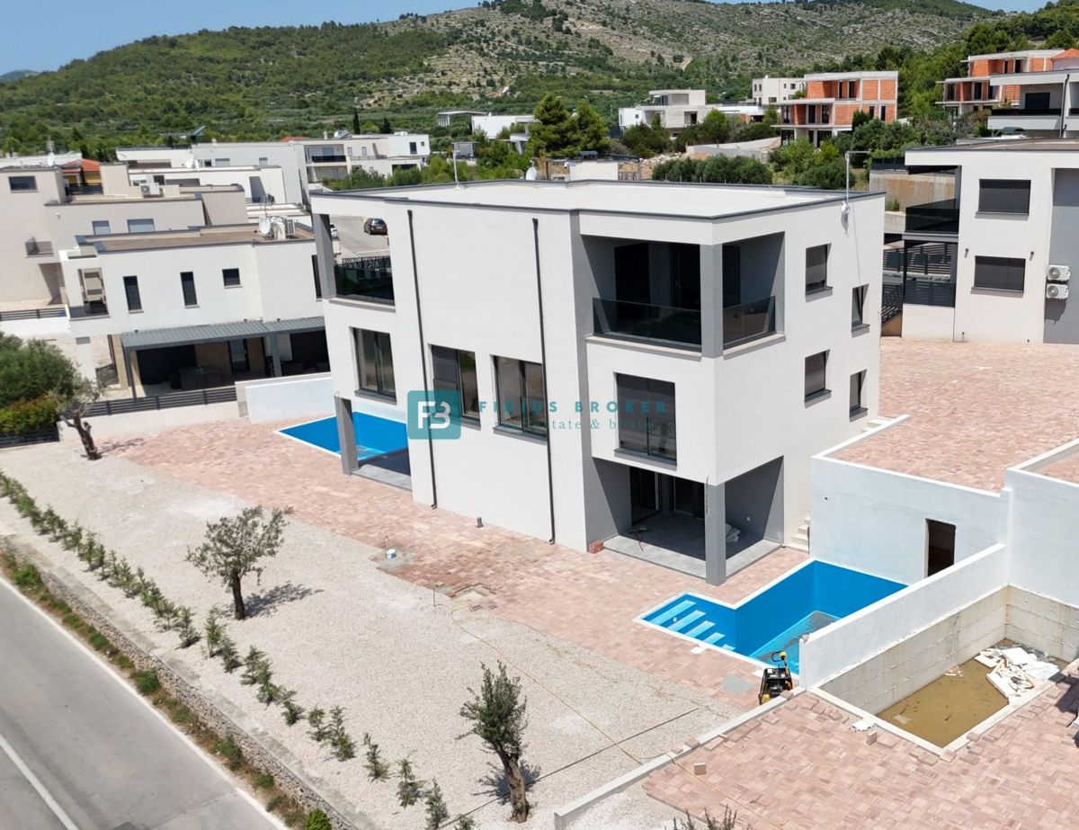 VODICE, nova, moderna hiša dvojček, panoramski pogled na morje, bazen, vrt
