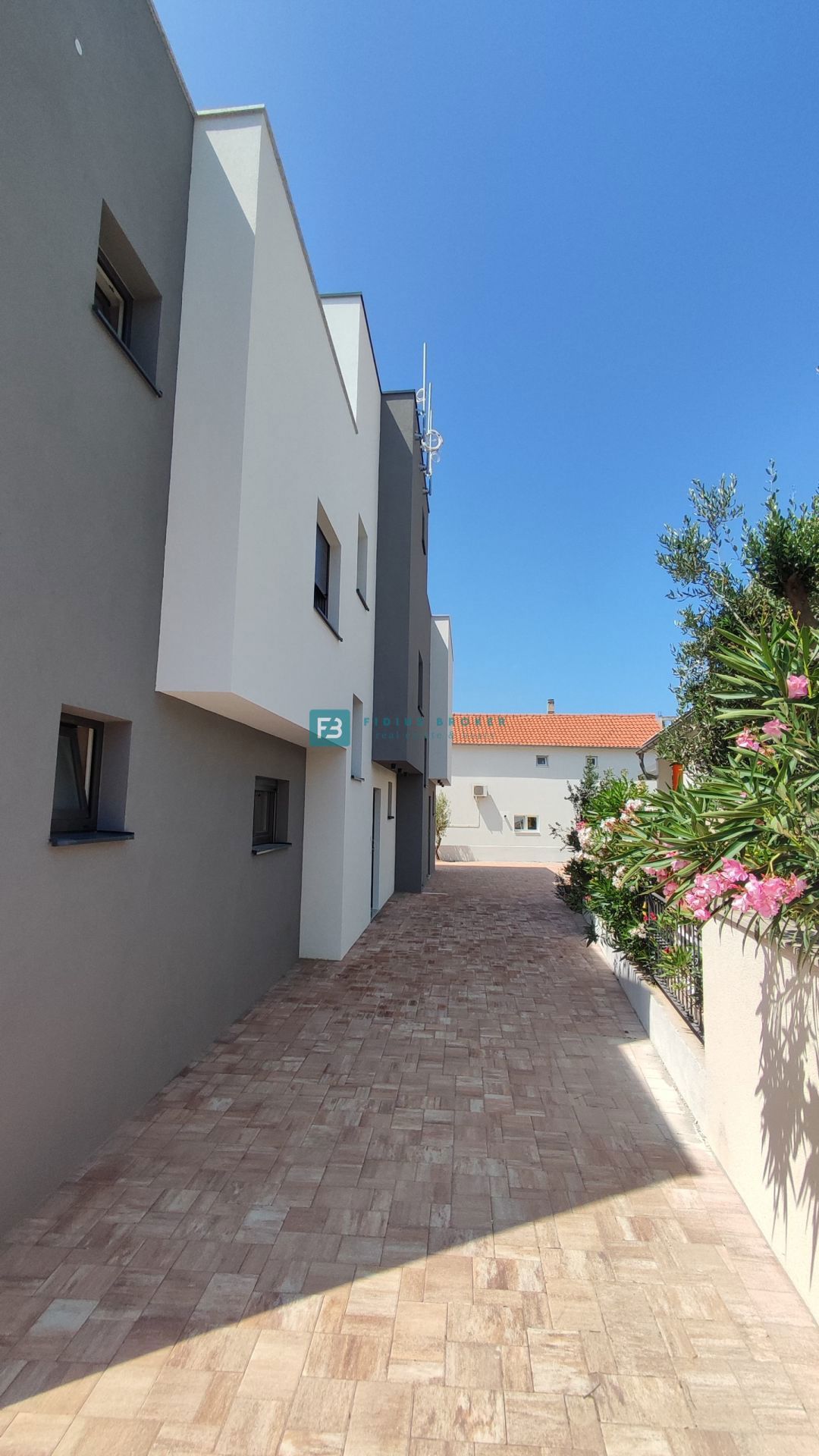 VODICE, novogradnja, 200 m do plaže, dvoetažni apartma, terasa