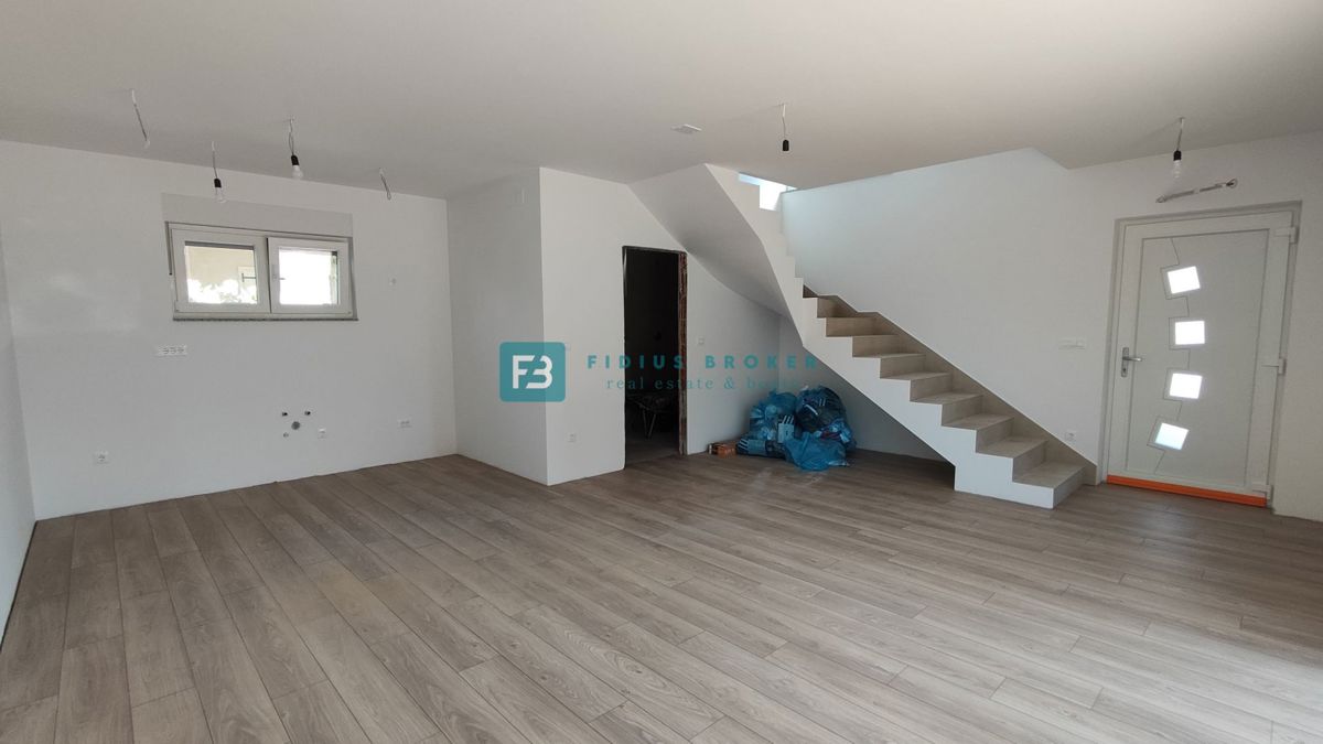 VODICE, novogradnja, 200 m do plaže, dvoetažni apartma, terasa