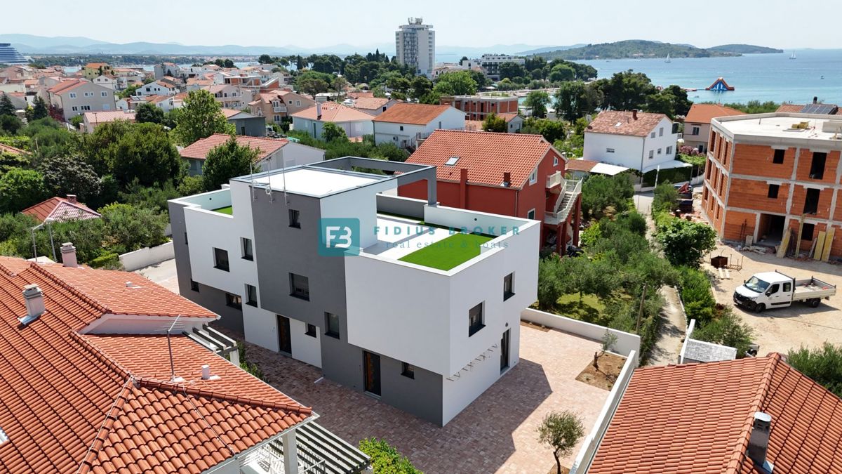 VODICE, novogradnja, 200 m do plaže, dvoetažni apartma, terasa