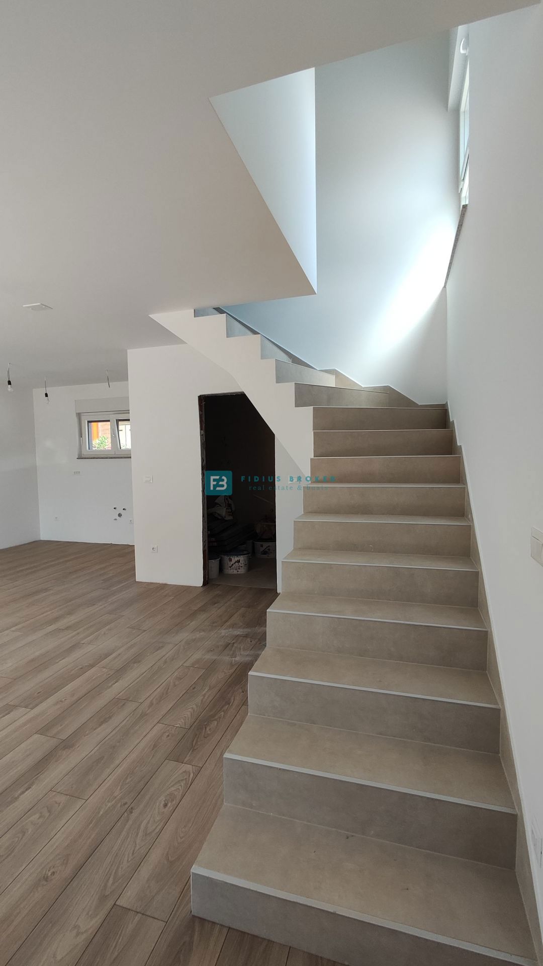 VODICE, novogradnja, 200 m do plaže, dvoetažni apartma, terasa
